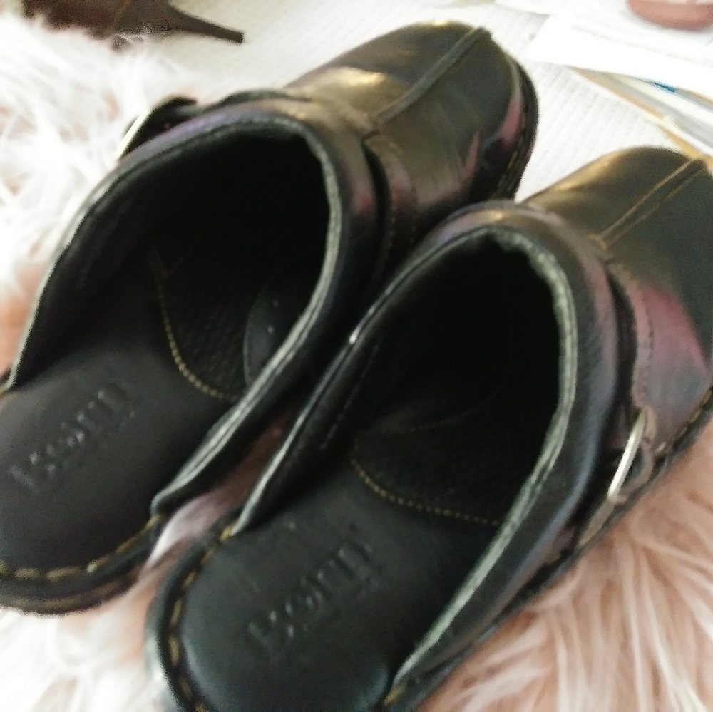 Black leather slides; 9 M